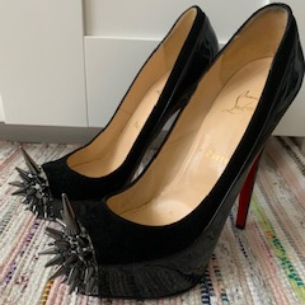 CHRISTIAN LOUBOUTIN ASTERIOD BLACK PUMP